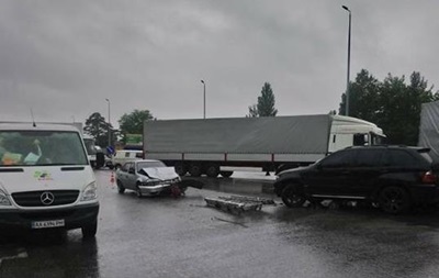 Под Киевом столкнулись пять автомобилей - «Украина»