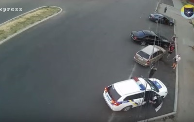 Появилось видео, как в Днепре крушат авто полиции - (видео)