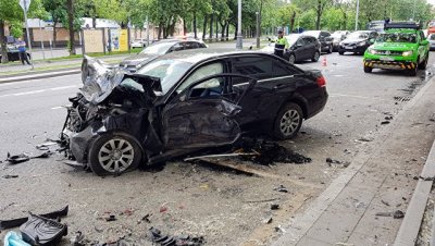 На юге Москвы столкнулись три автомобиля, есть пострадавшие - «Происшествия»