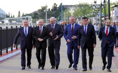 Назарбаев и Путин усиливают давление на восточном фланге - «Политика»