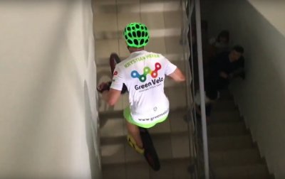 Поляк в Киеве заехал на велосипеде на небоскреб и установил рекорд - «Украина»