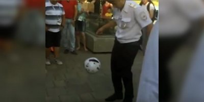 Ростовский полицейский сорвал аплодисменты иностранцев, показав мастерство владения мячом