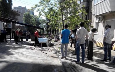 В центре Киева авто провалилось под асфальт - «Украина»