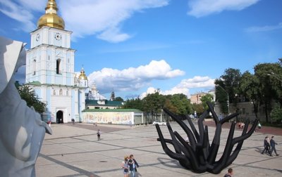В центре Киева установили надувные щупальца - «Украина»
