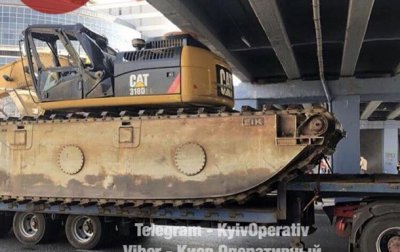 В Киеве под мостом застрял тягач с экскаватором - «Украина»