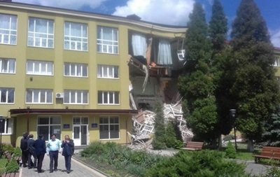 В Коломыи спустя год снова обвалилась стена колледжа - (видео)