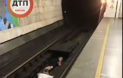 В Сети показали, как подростки прыгают под колеса поезда в метро Киева - (видео)