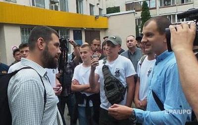 Лидер С14 ударил журналиста возле суда в Киеве - «Украина»