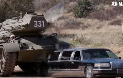 Шварценеггер на личном танке раздавил лимузин - (видео)