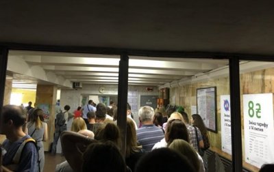 На станциях киевского метро собрались очереди - «Украина»