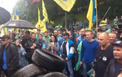 Протестующие принесли под Кабмин шины - «Украина»