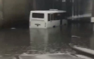 В Киеве затопило участок дороги - (видео)