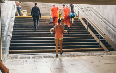 В метро Киева двухлетней девочке зажало ногу эскалатором - «Украина»