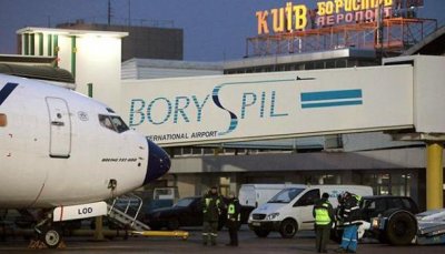 В аэропорту Киева автоматчики охраняли самолёты от «застрявших» пассажиров - «Новости дня»