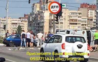 ДТП в Киеве: автомобиль отбросило на прохожих - «Украина»
