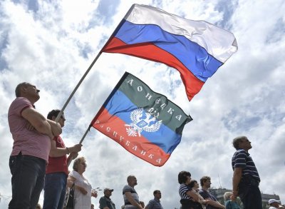 На фестивале «День Русской Славы» растоптали флаг «правосеков» - «Военные действия»