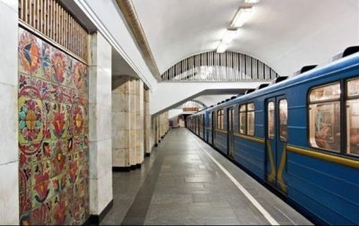 В центре Киева станции метро открыли для пассажиров - «Украина»