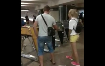 В метро Киева мужчина пропускал пассажиров бесплатно - «Украина»