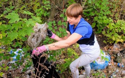 Президент Эстонии убрала мусор в парке Днепра - (видео)