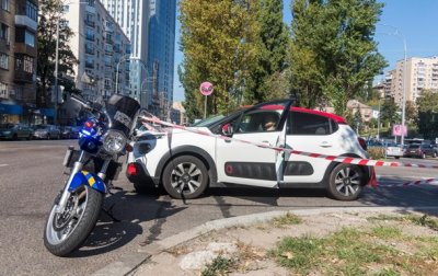 В Киеве автомобиль сбил полицейского на мотоцикле - «Украина»