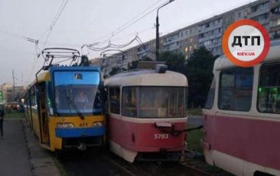 В Киеве трамвай сошел с рельсов и врезался во встречный - «Украина»
