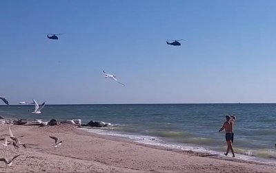 В Кирилловке над головами отдыхающих летали военные вертолеты - (видео)