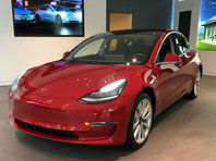 Илон Маск объявил о начале продаж дешевой версии Tesla Model 3 - «Автоновости»