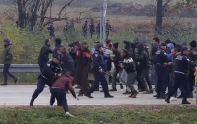 В Боснии мигранты штурмуют границу, есть пострадавшие - (видео)