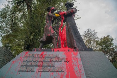 В Днепропетровске неизвестные осквернили памятник комсомольцам - «Новороссия»