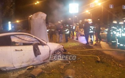 В Киеве авто снесло два дерева и загорелось - «Украина»