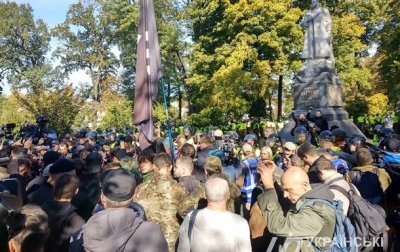 В Киеве националисты забросали советский памятник яйцами - «Украина»