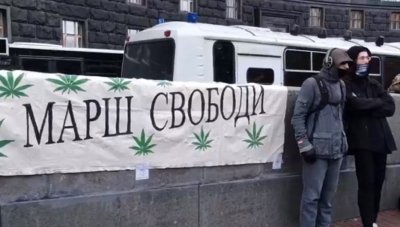 В Киеве прошел марш наркоманов за легализацию конопли - «Новороссия»