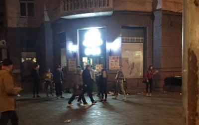 В Киеве толпа детей ограбила магазин - журналист - «Украина»