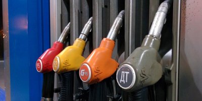 "Коммерсант" узнал о скрытом повышении цен на топливо на АЗС