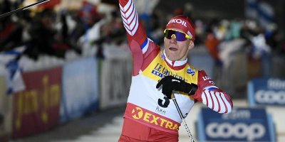 Лыжник Большунов победил во второй гонке за два дня