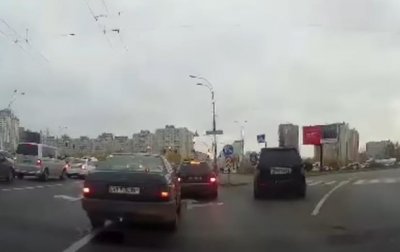В Киеве авто "пошло напролом" по тротуару с пешеходами - «Украина»