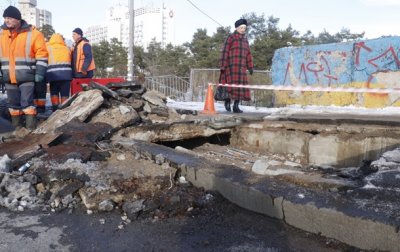 В Киеве возле метро Дарница провалился мост - «Украина»