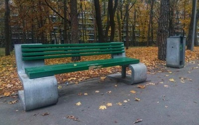 В Киеве коммунальщики покрасили дизайнерские скамейки - «Украина»