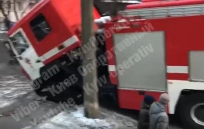 В Киеве пожарные провалились под асфальт - «Украина»