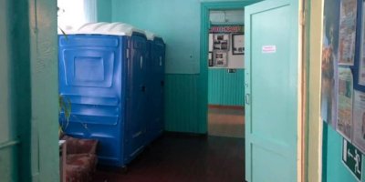 Биотуалеты в сибирской сельской школе закрыли из заботы о депутатах