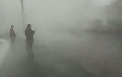 Прорыв трубы: проспект в Киеве затянуло туманом - «Украина»