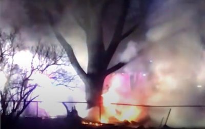 Упавший на жилые дома самолет сняли на видео - (видео)