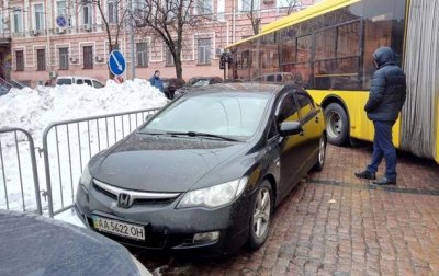 В центре Киева "герой парковки" заблокировал движение транспорта - «Украина»