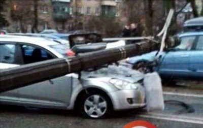 В Киеве на автомобиль во время движения упал столб - «Украина»