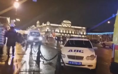 В Санкт-Петербурге легковушка влетела в группу пешеходов - (видео)