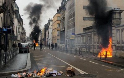 "Желтые жилеты" подожгли вход в здание Банка Франции - (видео)