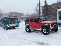 "Репка" по-канадски: в Монреале три внедорожника вытащили застрявший в снегу автобус (ВИДЕО) - «Автоновости»