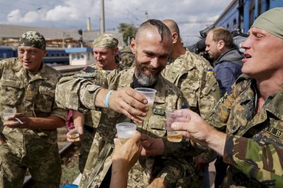 Четверо украинских офицеров «попались» на употреблении алкоголя во время учений в части - «Новороссия»