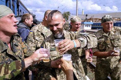 Командир ВСУ лечил подчиненных от пьянства клизмами и заставлял снимать это на видео - «Новороссия»