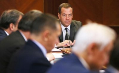 Медведев задумался: Кого выгнать из правительства? - «Политика»